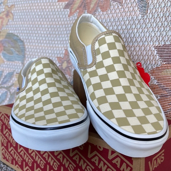 Vans WMNS Classic Slip-0
Checkerboard Taos Taupe
VN0A5A08YUU
Sneakers - Picture 9 of 16